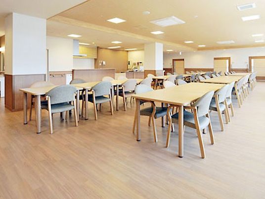 広い食堂の室内  