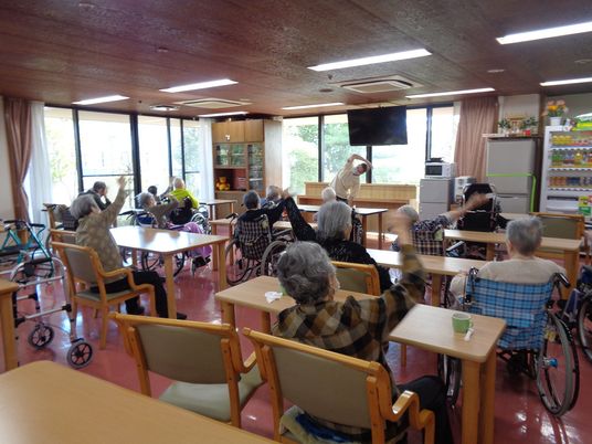 体操をする人々・居室
