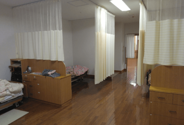 カーテンが仕切る居室