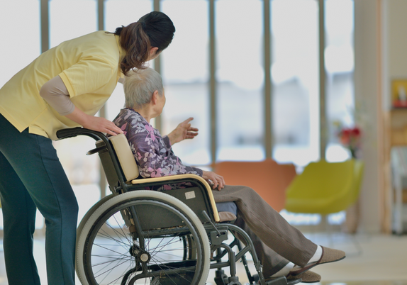 車椅子の人とスタッフのラウンジ