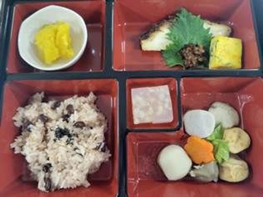 彩り豊かな食事の様子