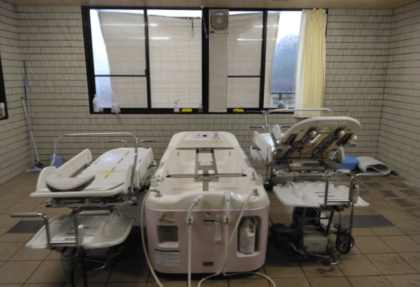 機器が並ぶ浴室