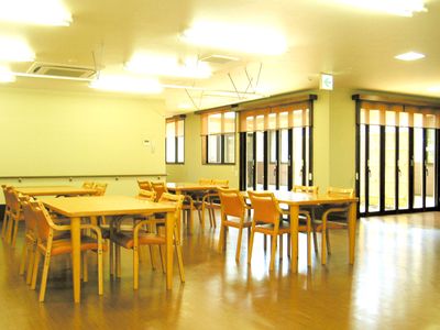 広々とした明るい食堂
