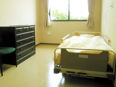 ベッドとチェストが設置された居室