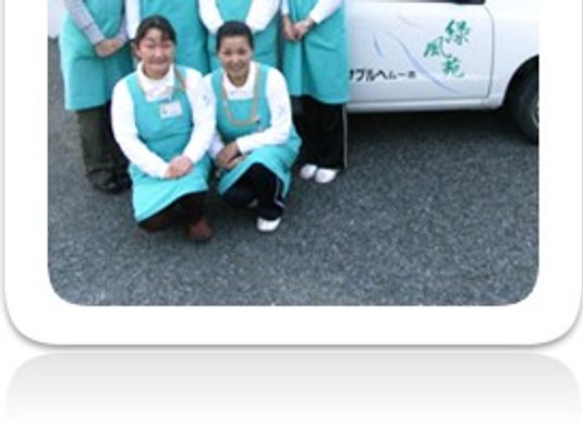 スタッフの集合写真、屋外  