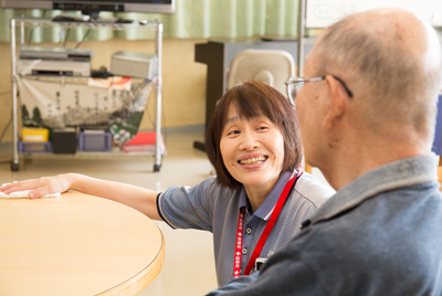 対話するスタッフ