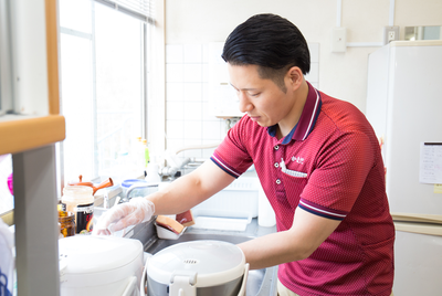 料理を準備する人のいるキッチン