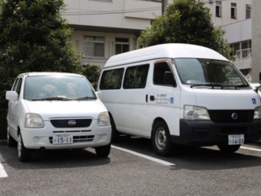 送迎車が並ぶ外観  