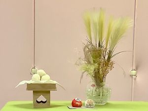 飾り棚の花と小物が並ぶ休憩室  