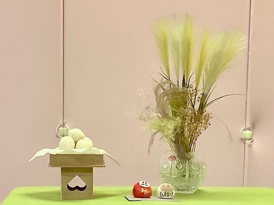 飾り棚の花と小物が並ぶ休憩室  