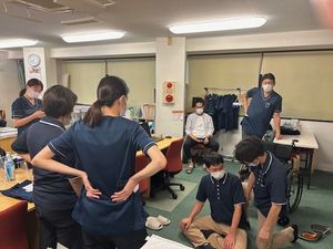 スタッフ集まる休憩室  