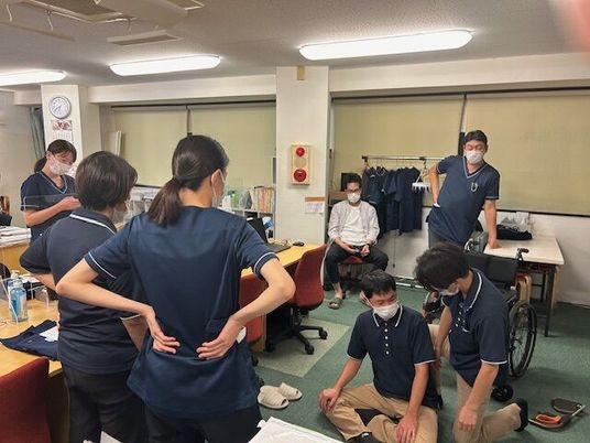 スタッフ集まる休憩室  