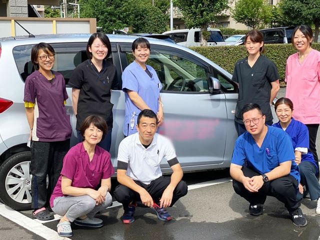 スタッフイメージ スタッフイメージ 笑顔のスタッフたちが和やかに集まる場所は、温かく協力的な職場文化を感じさせます。
