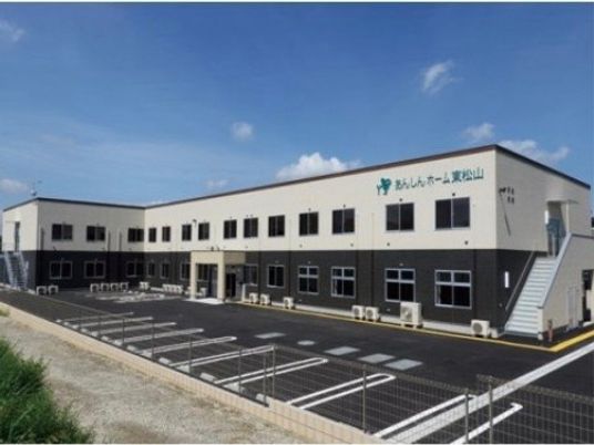 広々とした駐車場の建物