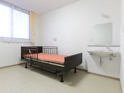 シンプルな居室の一角