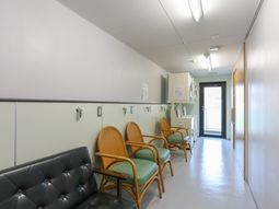 廊下の椅子と案内掲示