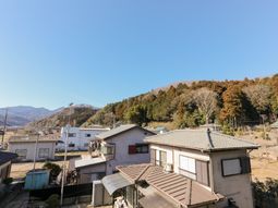 山々と家並みの景色