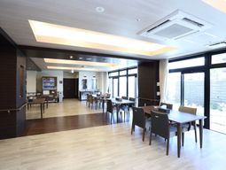 広々とした明るい食堂