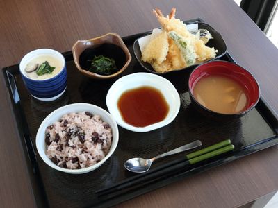 和食セットの昼食提供