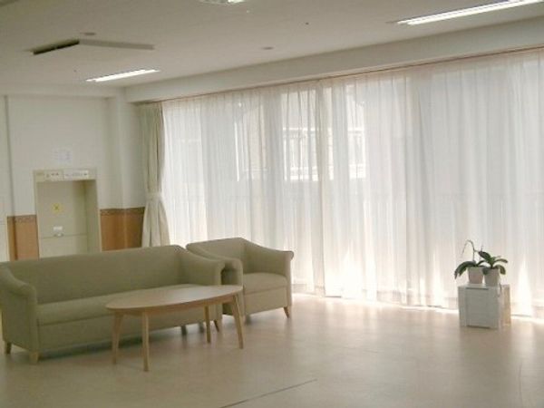 明るい共用ラウンジ