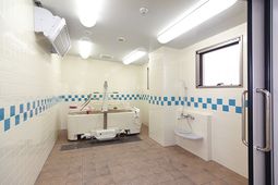 明るい入浴スペース