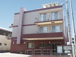 明るい外観の建物