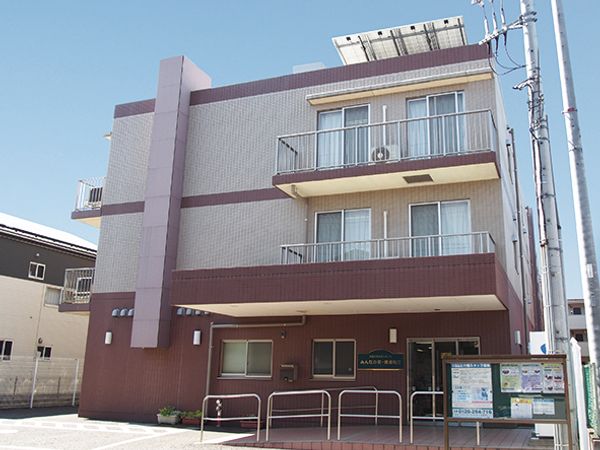 明るい外観の建物