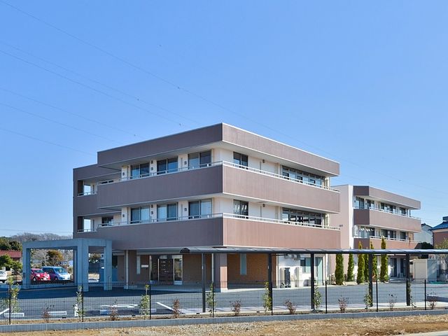 三階建ての建物外観  