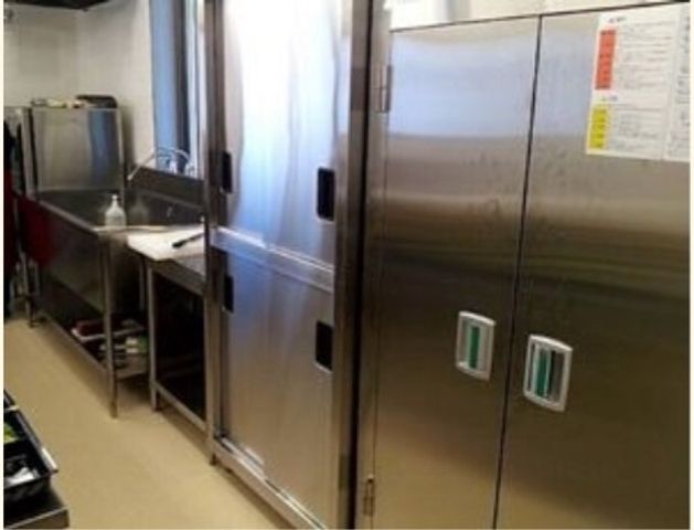 キッチンの冷蔵庫と作業台