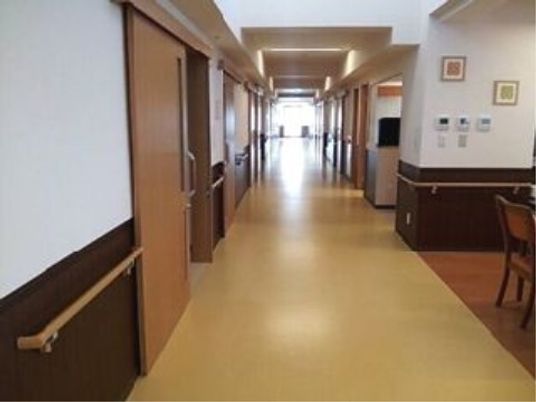 廊下のきれいな施設内部