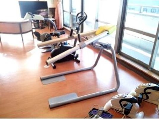 トレーニング機器と窓