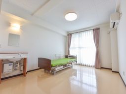 明るい居室の様子