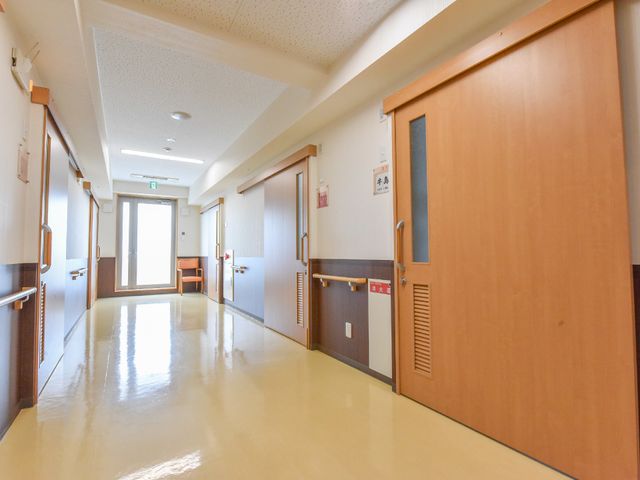 清潔な廊下と部屋の入り口