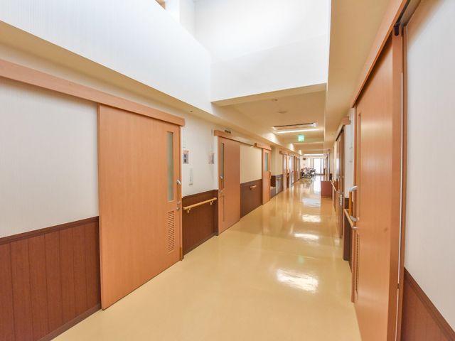 明るく清潔な廊下