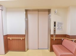 エレベーター前の休憩スペース