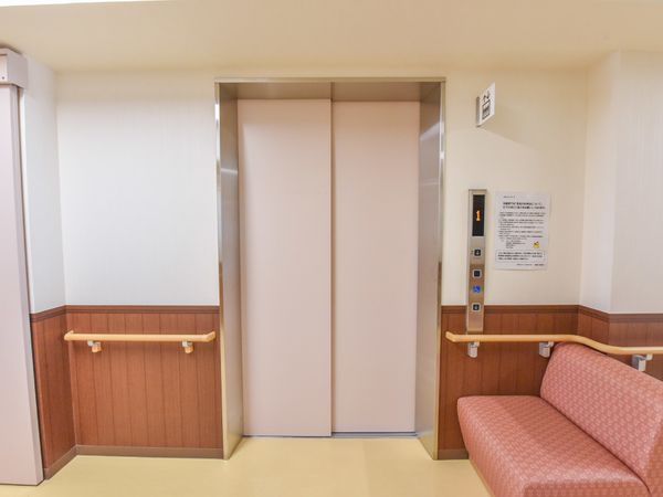 エレベーター前の休憩スペース