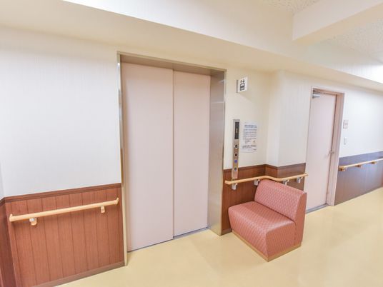 廊下の座席とエレベーター