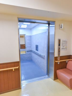 エレベーターと待合席