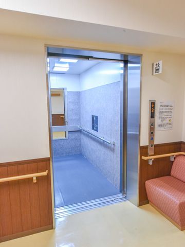 エレベーターと待合席