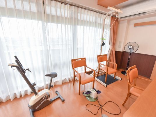 機能訓練器具が置かれた部屋