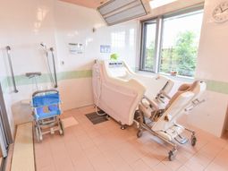 明るい浴室設備