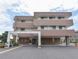 清潔感のある建物エントランス