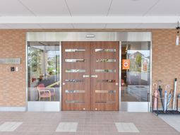 明るいエントランス風景