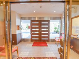 エントランスの明るい空間