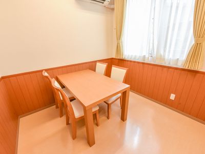 暖色の壁の明るい居室