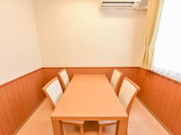 ダイニングテーブルと椅子の配置
