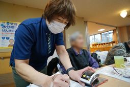 スタッフが血圧測定実施中