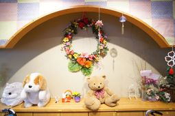 ぬいぐるみと装飾のロビー