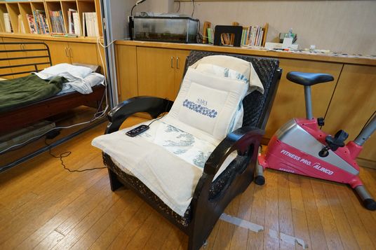 居室内のリハビリ機器と椅子
