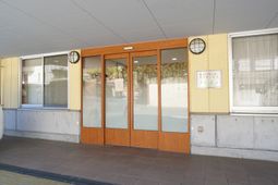 明るいエントランスの入口
